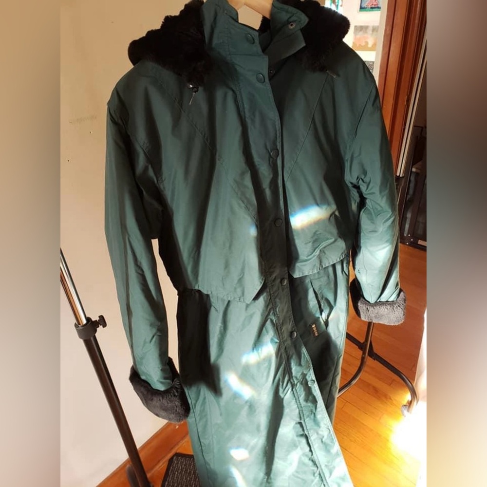 Dark green with black accent. Size small. Great condition. No tears, rips, holes